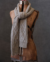 Écharpe tricotée à torsades en fil feutré