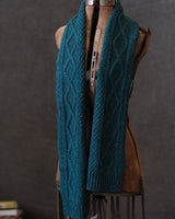 Écharpe tricotée à torsades en fil feutré