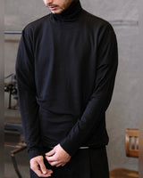 Fine Wool Turtleneck in black – worn by model, front